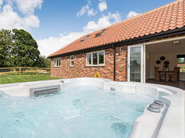 Hot tub | Kings Lodge - Beech Farm Barns, Neatishead