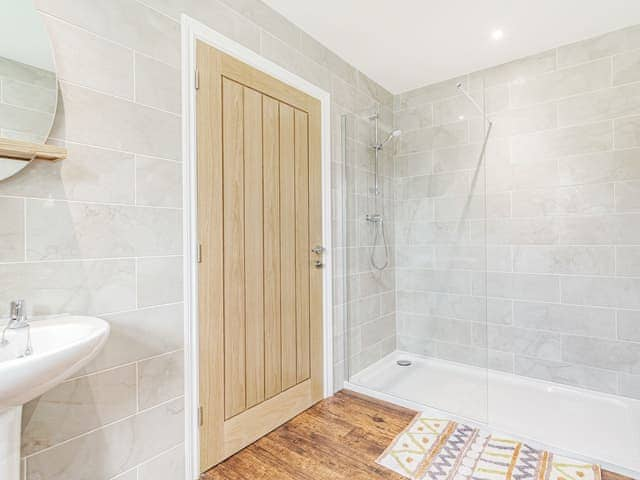 En-suite | Kings Lodge - Beech Farm Barns, Neatishead