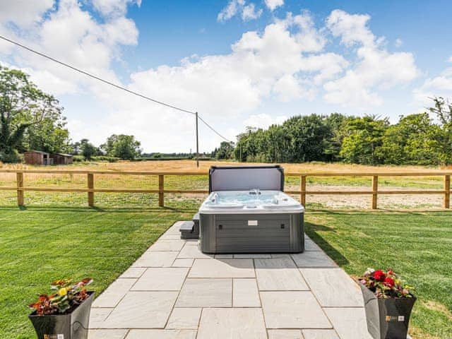 Hot tub | Kings Lodge - Beech Farm Barns, Neatishead