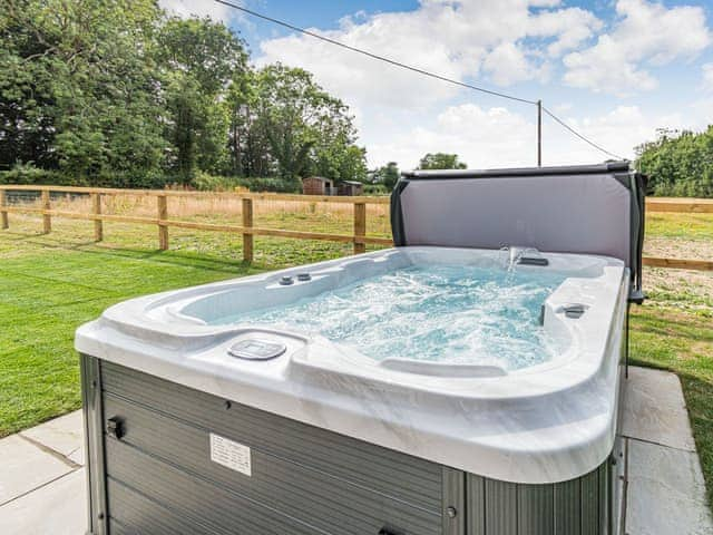 Hot tub | Kings Lodge - Beech Farm Barns, Neatishead