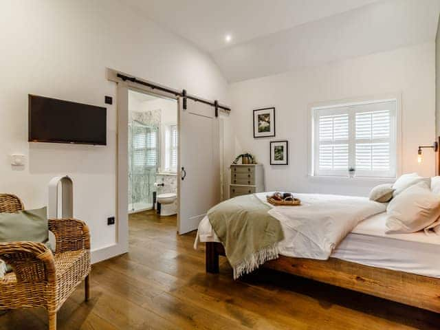 Double bedroom | Walnut Tree Barn, Barnham