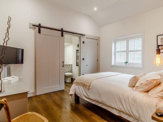 Double bedroom | Walnut Tree Barn, Barnham