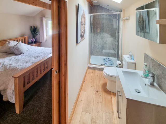 En-suite shower room | Stonecroft Cottage - Wreaks End Farm, Broughton-in-Furness