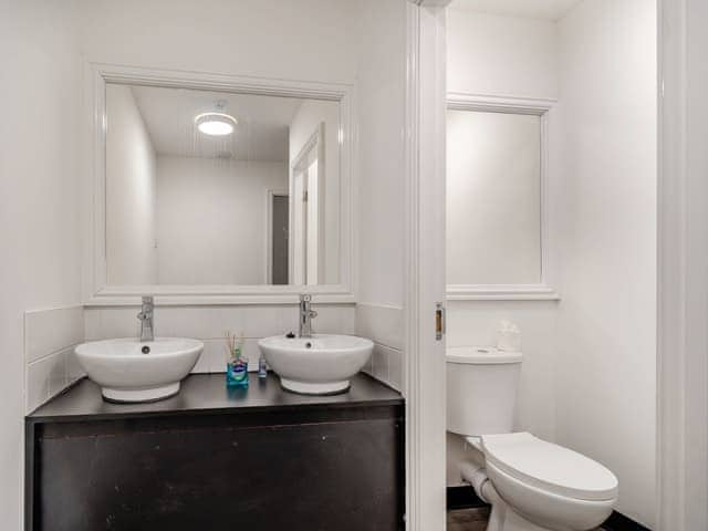 Bathroom | Tower Hill Grange - Seats Hill Leisure Ltd, Great Hatfield, near Hornsea