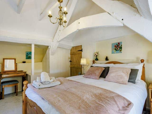 Double bedroom | Honeysuckle Cottage, Axminster