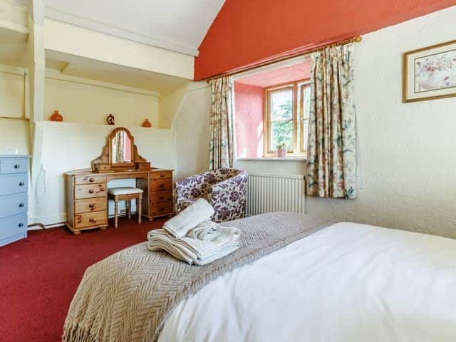 Double bedroom | Honeysuckle Cottage, Axminster