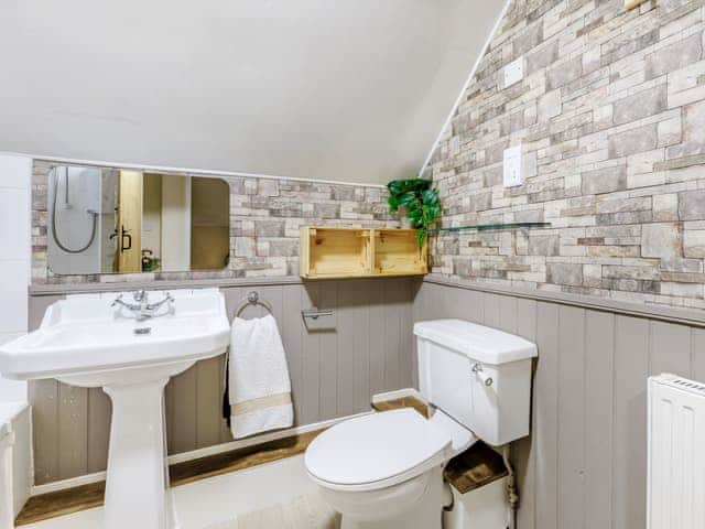 Bathroom | Honeysuckle Cottage, Axminster