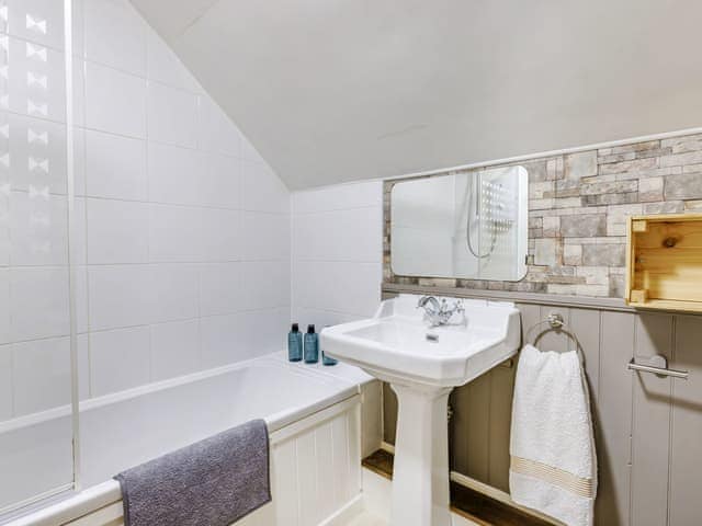 Bathroom | Honeysuckle Cottage, Axminster