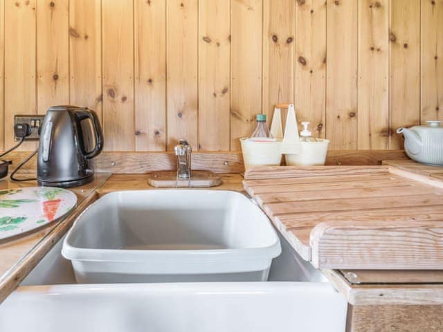 Kitchen/diner | The Kingfisher - Longwool Shepherds Huts, Old Woodhall