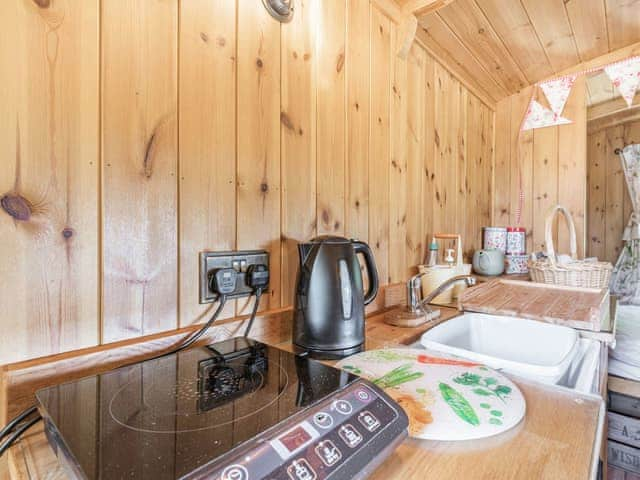 Kitchen/diner | The Kingfisher - Longwool Shepherds Huts, Old Woodhall