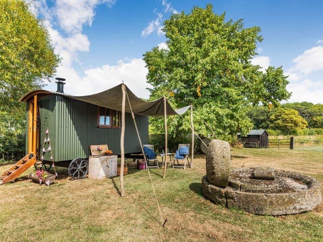 Exterior | The Kingfisher - Longwool Shepherds Huts, Old Woodhall