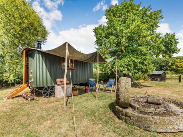 Exterior | The Kingfisher - Longwool Shepherds Huts, Old Woodhall