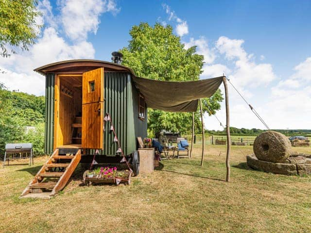 Exterior | The Kingfisher - Longwool Shepherds Huts, Old Woodhall