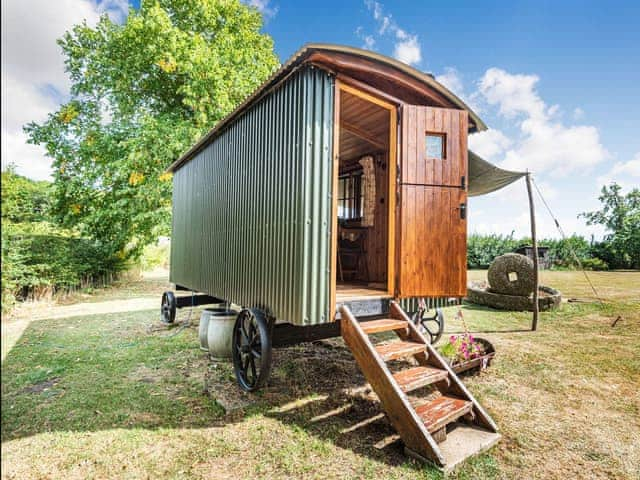 Exterior | The Kingfisher - Longwool Shepherds Huts, Old Woodhall