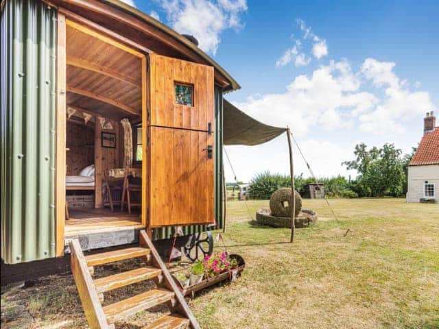 Exterior | The Kingfisher - Longwool Shepherds Huts, Old Woodhall