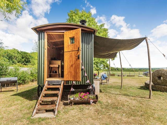 Exterior | The Kingfisher - Longwool Shepherds Huts, Old Woodhall