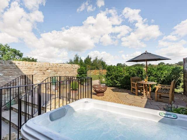 Hot tub | The Granary - Sykelands Cottages, Dalton