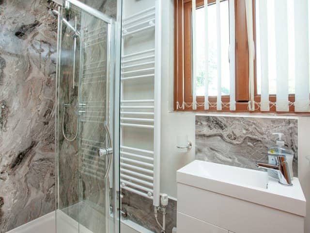 En-suite | Four Seasons Cottage, Torrington