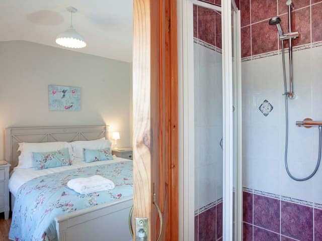 En-suite | Four Seasons Cottage, Torrington