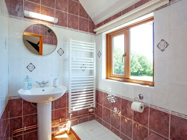 En-suite | Four Seasons Cottage, Torrington