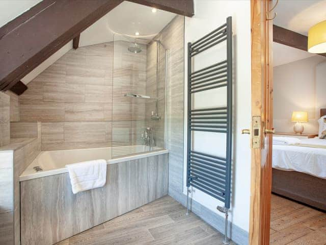 En-suite | Four Seasons Cottage, Torrington