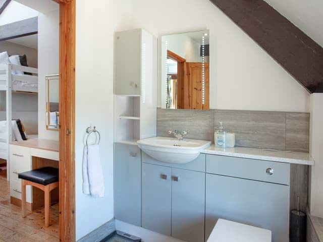 En-suite | Four Seasons Cottage, Torrington