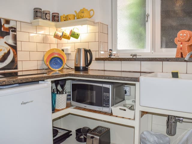 Kitchen area | Piglet Lodge, Battle