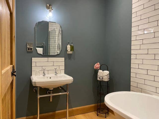 Bathroom | The Granary - Sykelands Cottages, Dalton