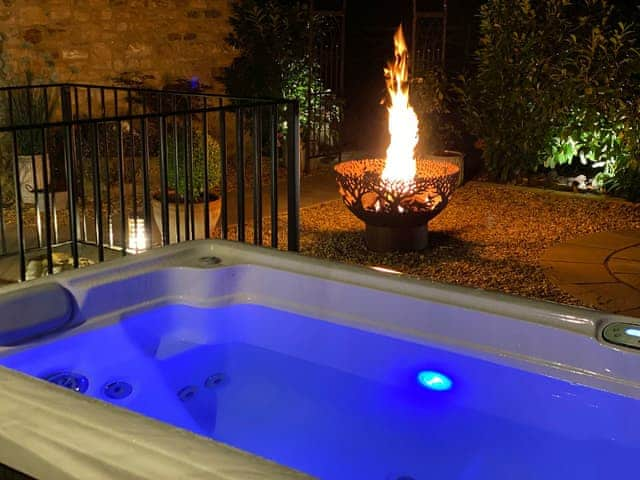 Hot tub | The Granary - Sykelands Cottages, Dalton