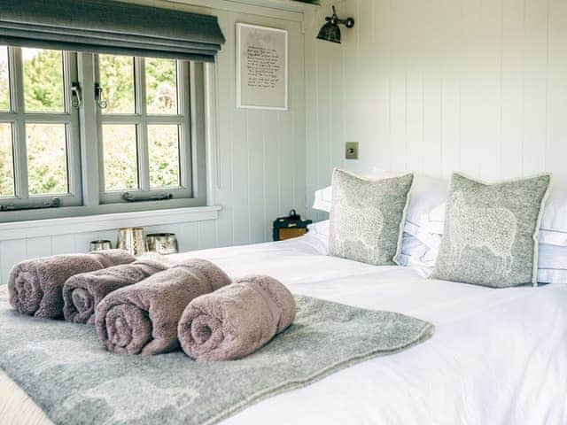 Bedroom | Phoebe&rsquo;s Folly - Kernow Retreats, Milton Abbot, near Tavistock