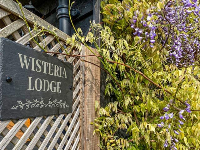 Exterior | Wisteria Lodge - Roydon Retreats, Roydon, near Diss