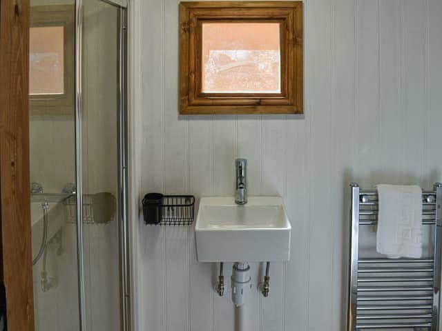 Shower room | Keldholme Shepherds Hut - Keldholme Holidays, Keldholme, near Kirkbymoorside