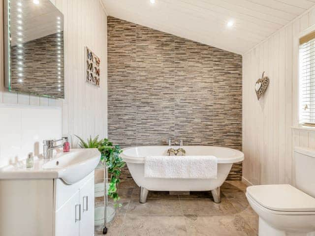 Bathroom | Bay Tree Lodge, Willington, near Derby