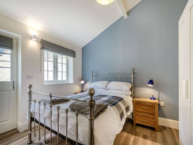 Double bedroom | The Potting Shed - Hatherop Cottages, Hatherop, near Cirencester