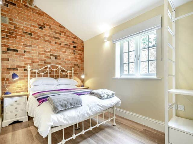 Double bedroom | The Potting Shed - Hatherop Cottages, Hatherop, near Cirencester