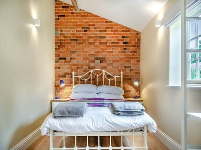 Double bedroom | The Potting Shed - Hatherop Cottages, Hatherop, near Cirencester