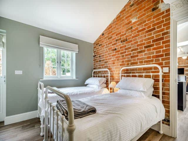 Twin bedroom | The Potting Shed - Hatherop Cottages, Hatherop, near Cirencester