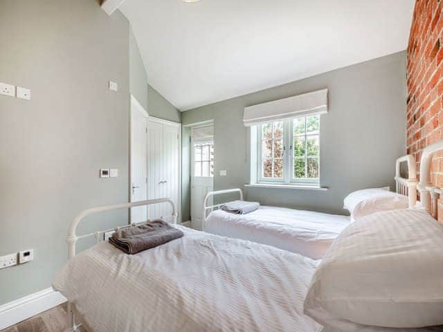 Twin bedroom | The Potting Shed - Hatherop Cottages, Hatherop, near Cirencester