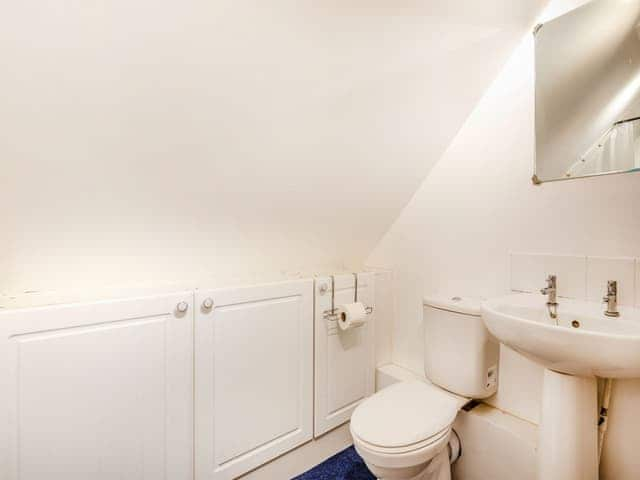 Bathroom | Cosy Country Lodge - Cosy Country Lodge and Tudor Farmhouse, High Halden, near Tenterden