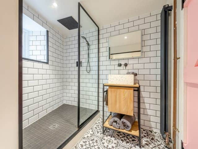 Shower room | Patience Cottage, Milton-Under-Wychwood