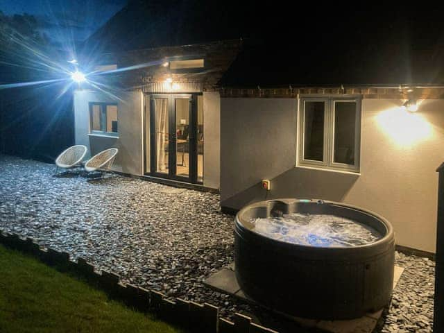 Hot tub | Sheepfold Cottage, Eccleshall, near Stafford