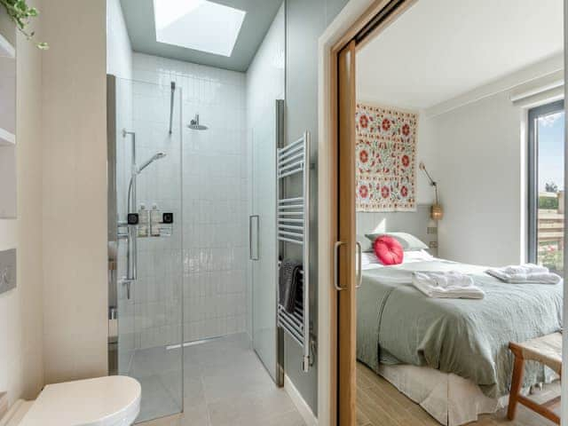 En-suite | Buttercup Lodge - Meadow Lodges - Buttercup Lodge, Boothby Pagnell