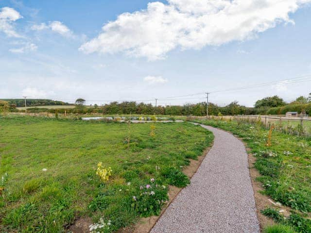 Garden and grounds | Buttercup Lodge - Meadow Lodges - Buttercup Lodge, Boothby Pagnell