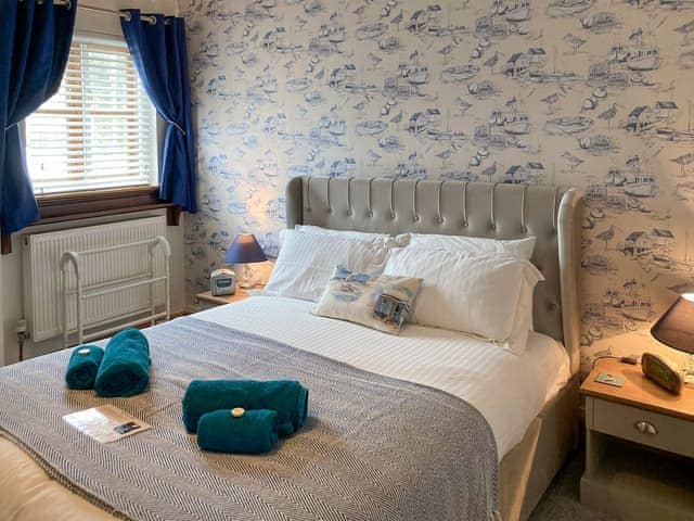 Ensuite bedroom with king size bed | The Boathouse, Appledore