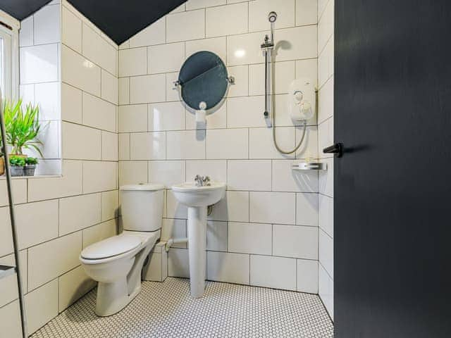 Bathroom | Samphire Cottage, Lyme Regis