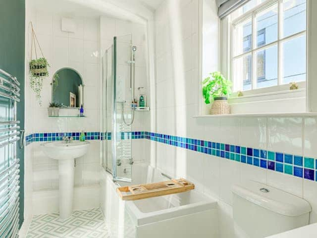 Bathroom | Samphire Cottage, Lyme Regis