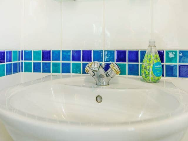 Bathroom | Samphire Cottage, Lyme Regis