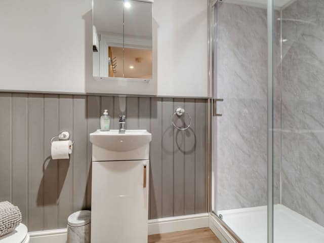 Shower room | Heritage Triangle Apartment, Diss