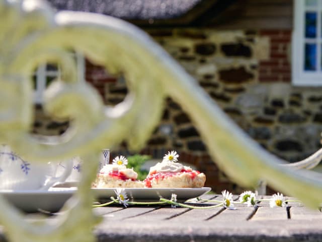 Outdoor eating area | Cuckoo Nod Cottage, Coombe Keynes, near Wareham