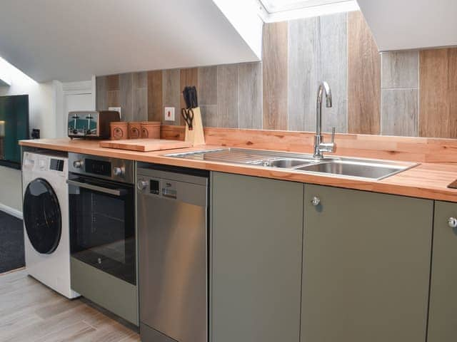 Kitchen area | Moorhens - Chilsham Farm Nurseries, Herstmonceux, near Hailsham